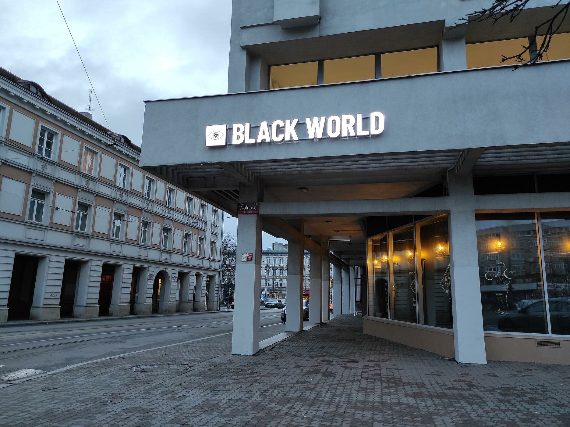 Black World, plac Wolności 5 