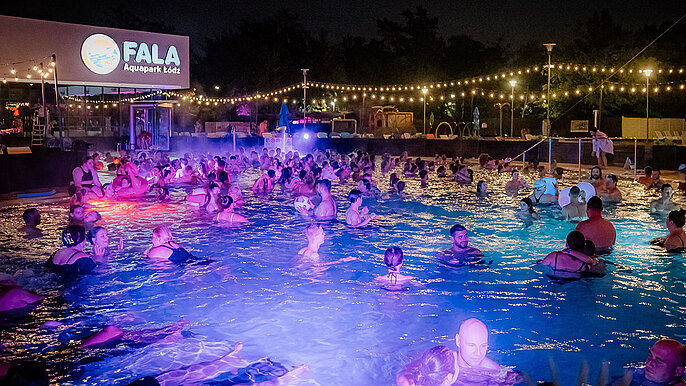  -  nocne pływanie fala łódź