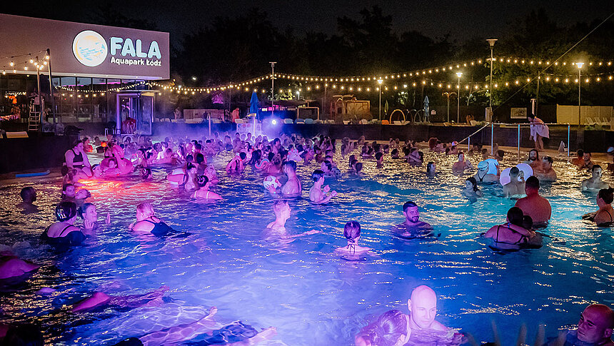 nocne pływanie fala łódź