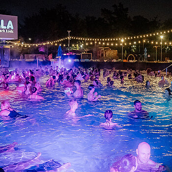 nocne pływanie fala łódź