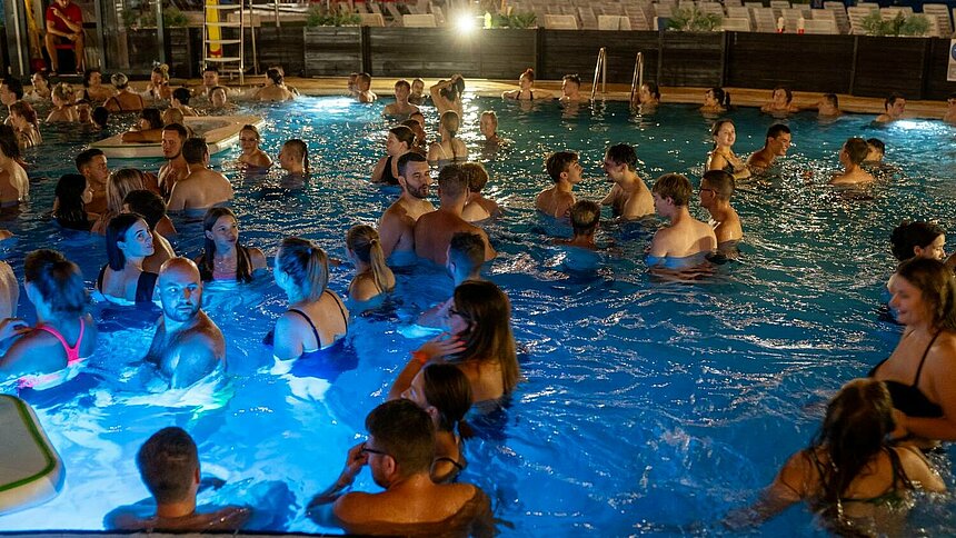 Nocne pływanie, stand-up na Fali