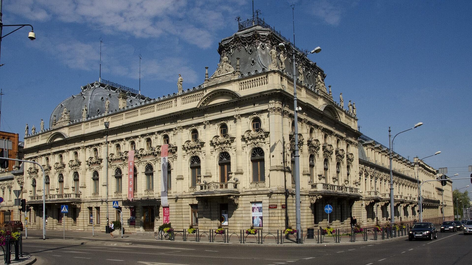 Fasada pałacu , b