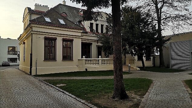 Dziedziniec  , j
