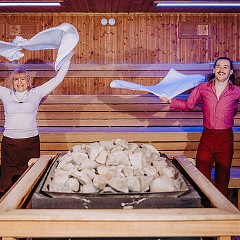 Saunowa impreza PRL na Fali