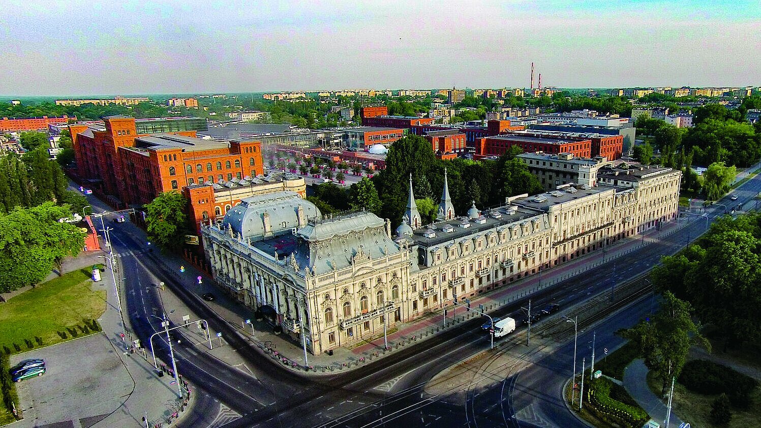 Pałac Poznańskich (Muzeum Miasta Łodzi) oraz Manufaktura - widok z lotu ptaka , G. Sikora