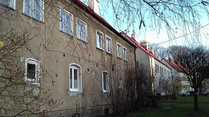 Widok na budynki z oryginalną i zmodernizowaną elewacją -  H. Koper