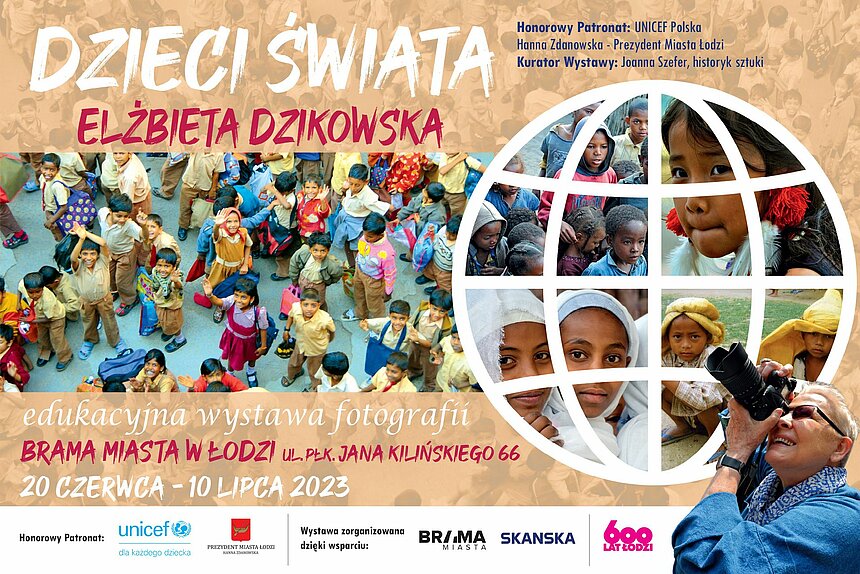 Plakat wystawy: Dzieci Świata Elżbieta Dzikowska. Białe i różowe napisy na tle kolażu zdjęć dzieci o różnym kolorze skóry, stroju itp.