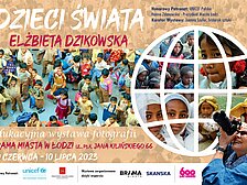 Plakat wystawy: Dzieci Świata Elżbieta Dzikowska. Białe i różowe napisy na tle kolażu zdjęć dzieci o różnym kolorze skóry, stroju itp.