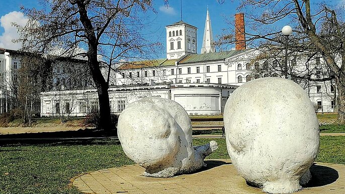 Park im. Wł. Reymonta z widokiem na Centralne Muzeum Włókiennictwa  