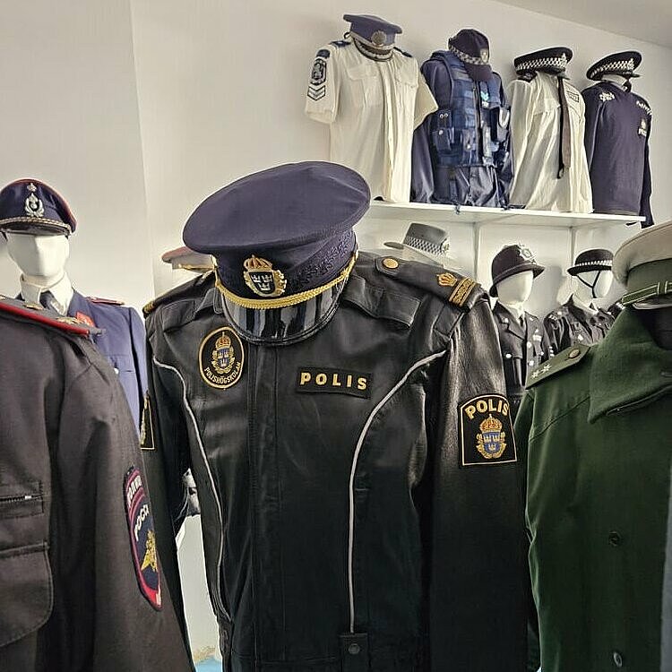  , 100 manekinów łódź muzeum mundurów policyjnych świata