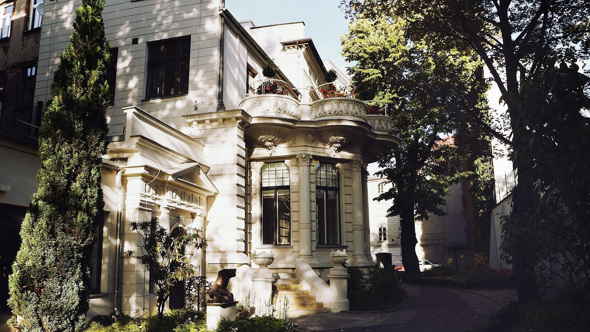 Dziedziniec pałacu , g