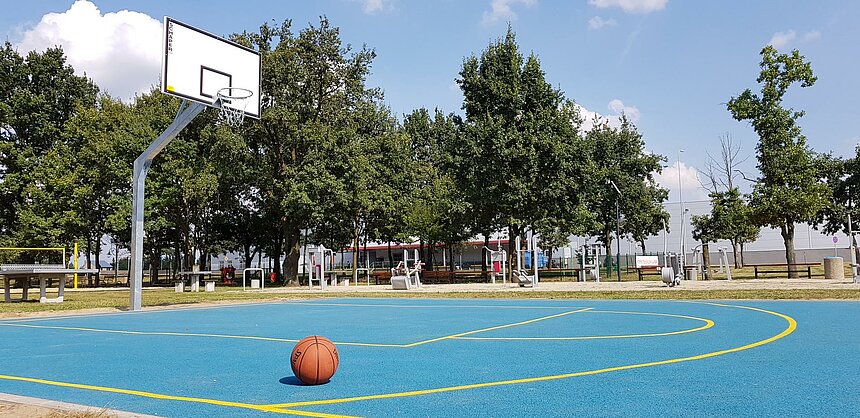 Zdjęcie promujące wydarzenie: Boisko do koszykówki, siatkówki oraz plenerowa siłownia - sportowe atrakcja dla wszystkich w Porcie Łódź mat. pras. Port Łódź