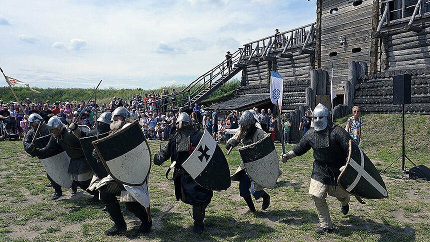 4.	Pokaz walk rycerskich z udziałem publiczności na Grodzisku w Tumie