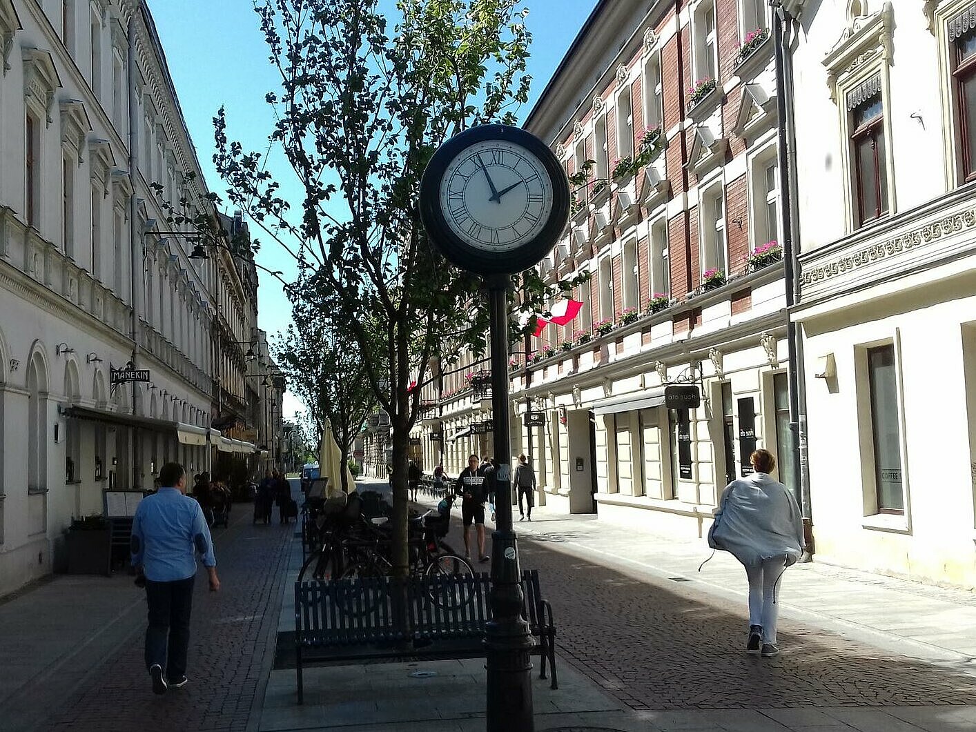 Horloge sur la rue 6 Sierpnia - le lieu des concerts du samedi , H. Koper