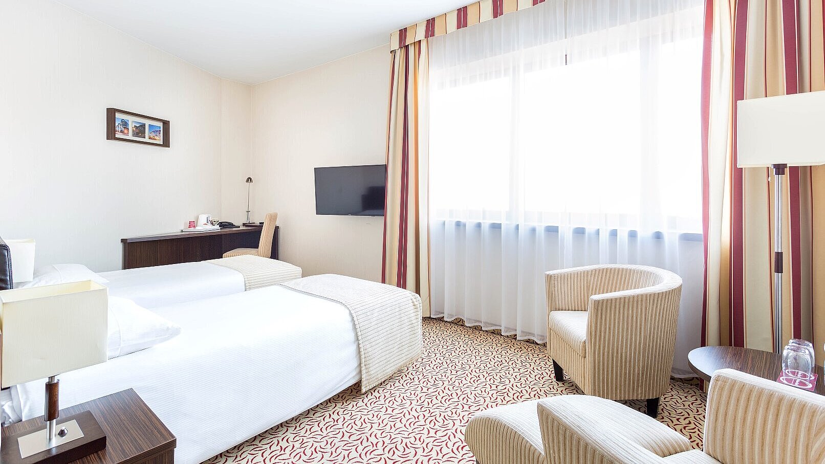  , qubus hotel