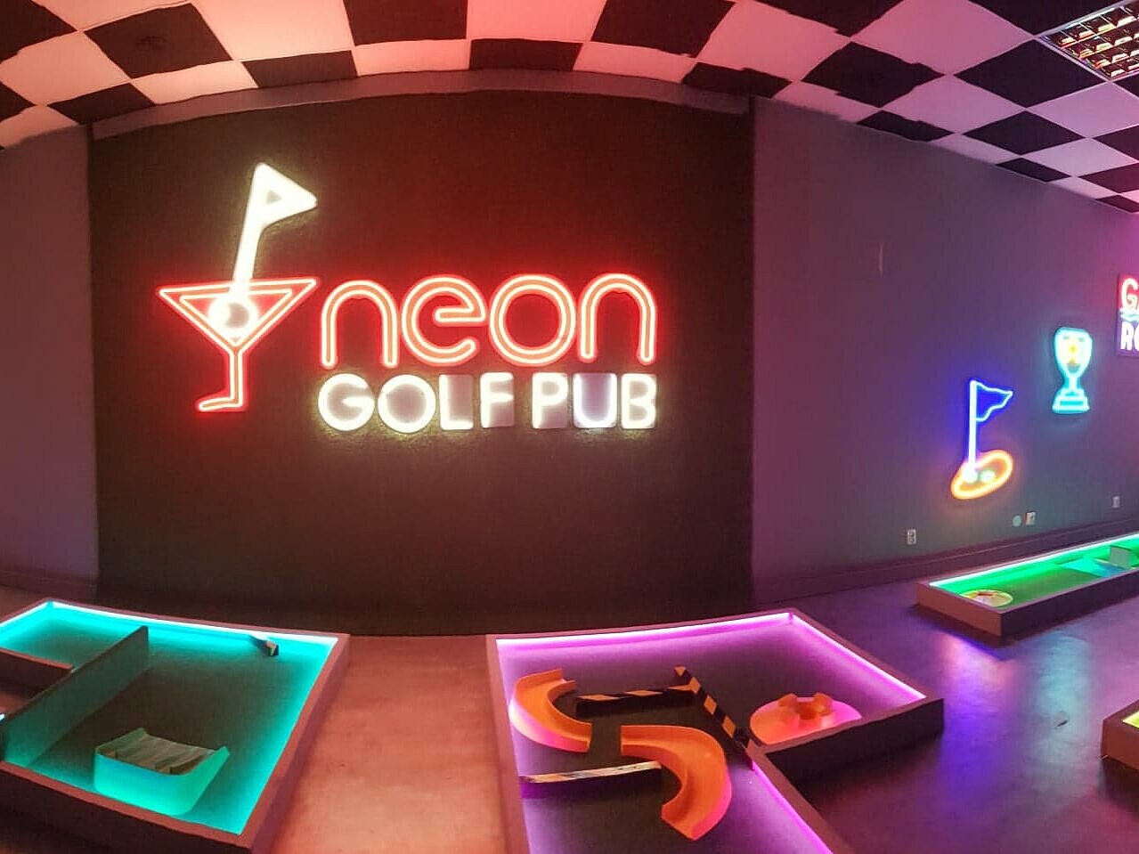Neon Golf Pub , fot. Neon Golf Pub