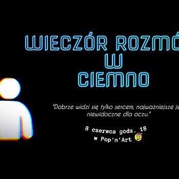 Czarny plakat z niebieskim napisem: Wieczór rozmów w ciemno. Poniżej biały napis: Dobrze widzi się tylko sercem, najważniejsze jest niewidoczne dla oczu.